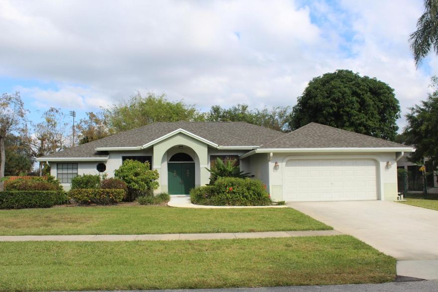 Lovely home on the canal, 4 bedrooms, 2.5 bathrooms, 2 car garage. Large screened patio, nice backyard. Great neighborhood with close proximity to schools, shopping and fun!
Clean and ready for you!