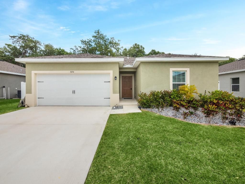 Photo of 5234 Oakland Lake Circle, Fort Pierce, FL 34951 (MLS # R11147878)