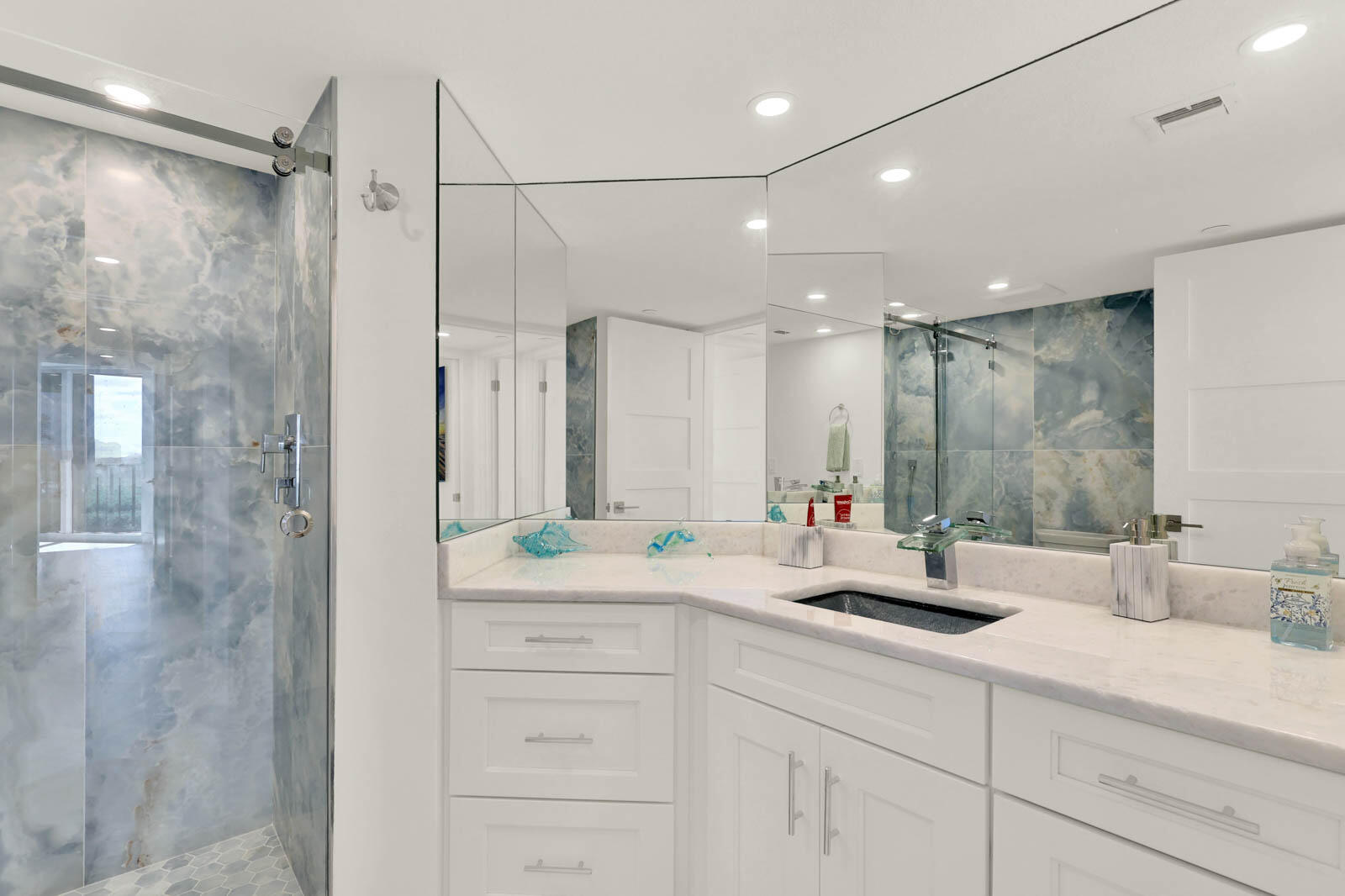 PRINCESS OF HUTCHINSON ISLAND - Residential