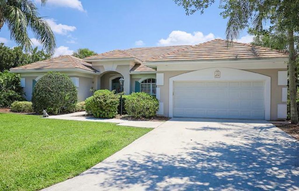 Photo of 1018 Woodfield Circle, Palm Beach Gardens, FL 33418 (MLS # R10708411)