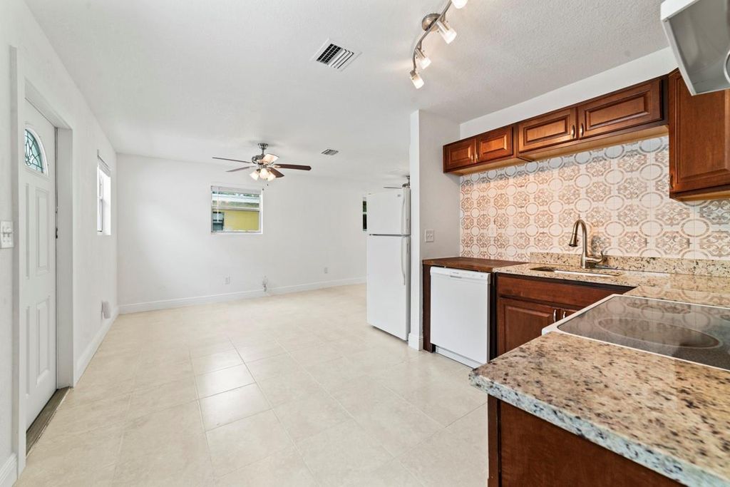 Photo of 818 NE 14 Place #3, Fort Lauderdale, FL 33304 (MLS # F10503900)