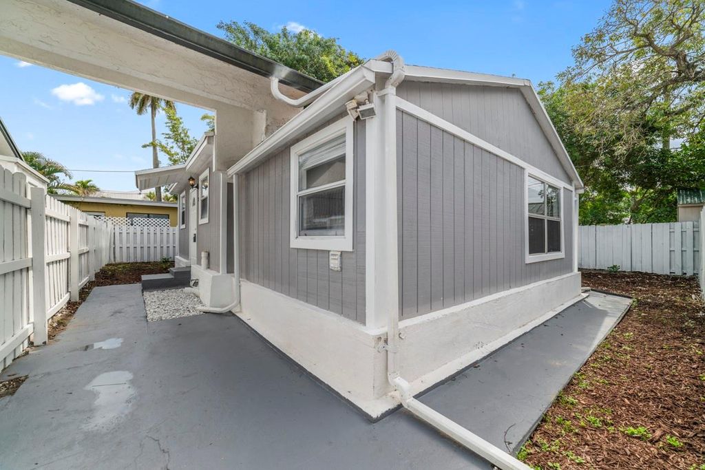 Photo of 818 NE 14 Place #3, Fort Lauderdale, FL 33304 (MLS # F10503900)