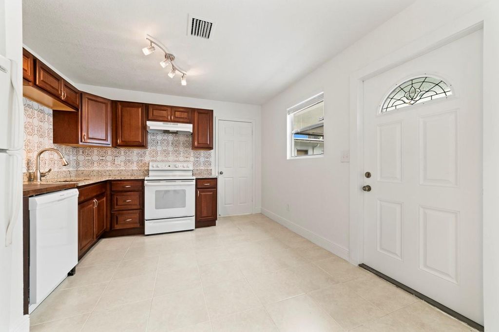 Photo of 818 NE 14 Place #3, Fort Lauderdale, FL 33304 (MLS # F10503900)