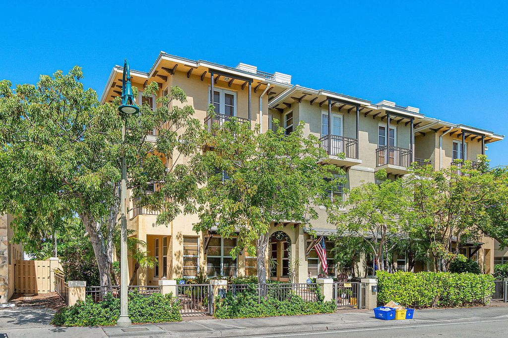 Photo of 811 S Federal Highway, Lake Worth Beach, FL 33460 (MLS # B26018793)