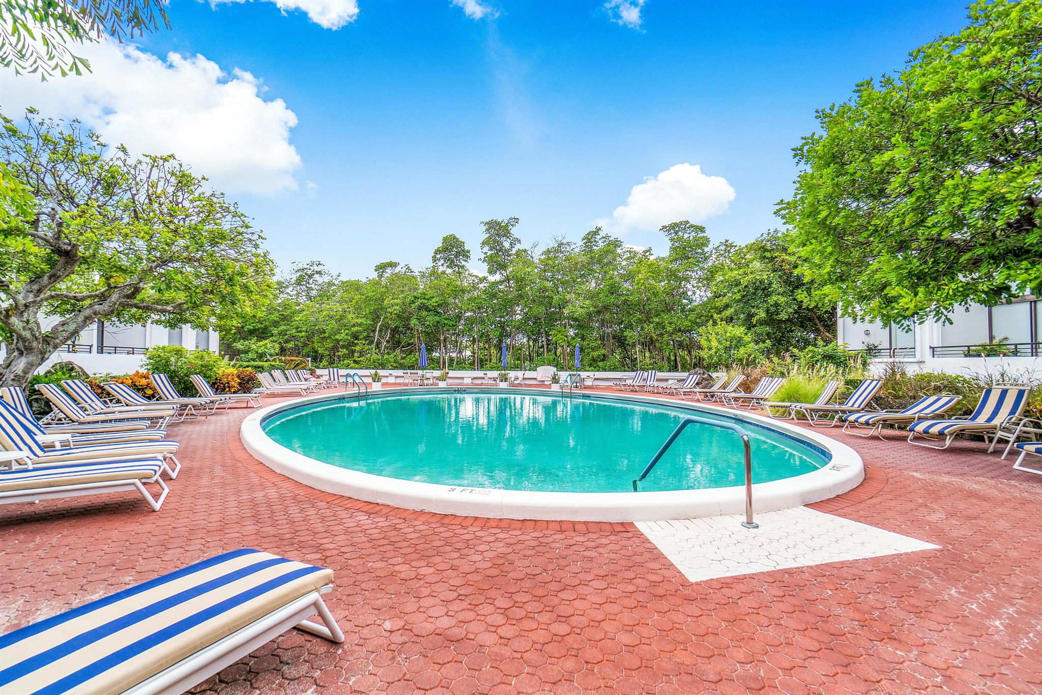 MAYFAIR HOUSE CONDO - Residential