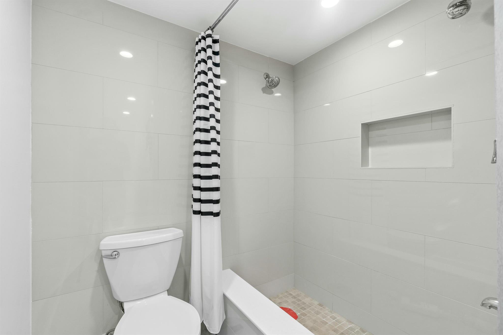 MAYFAIR HOUSE CONDO - Residential