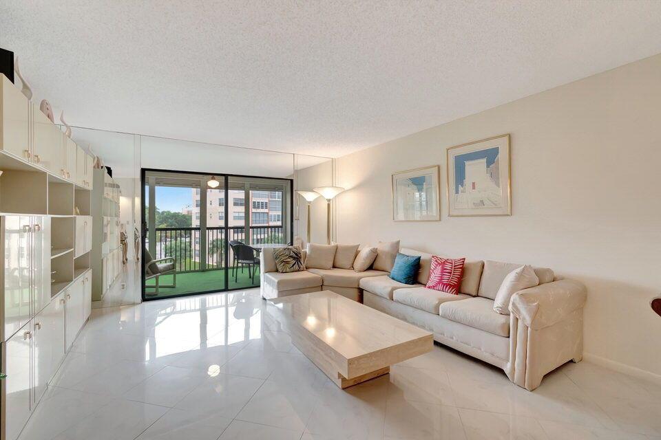 HUNTINGTON LAKES - Residential