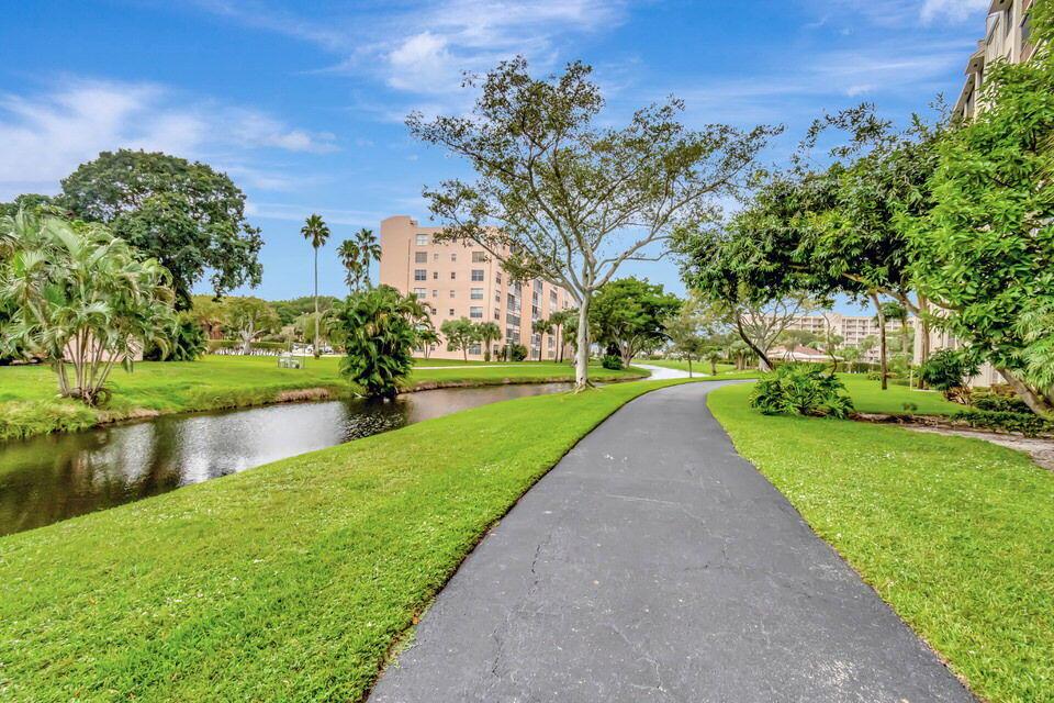 HUNTINGTON LAKES - Residential
