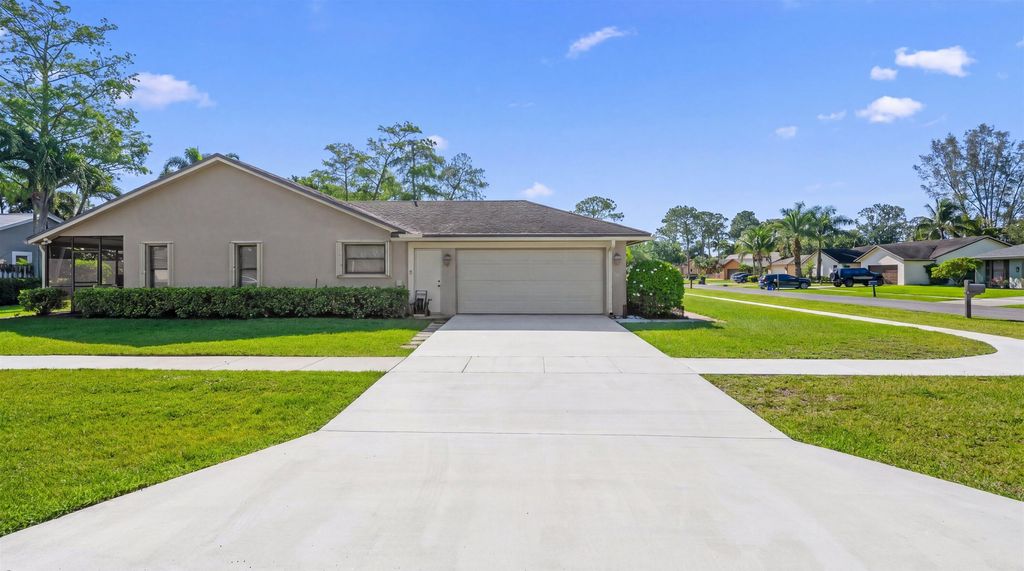 Photo of 657 Juniper Place, Wellington, FL 33414 (MLS # B26021307)