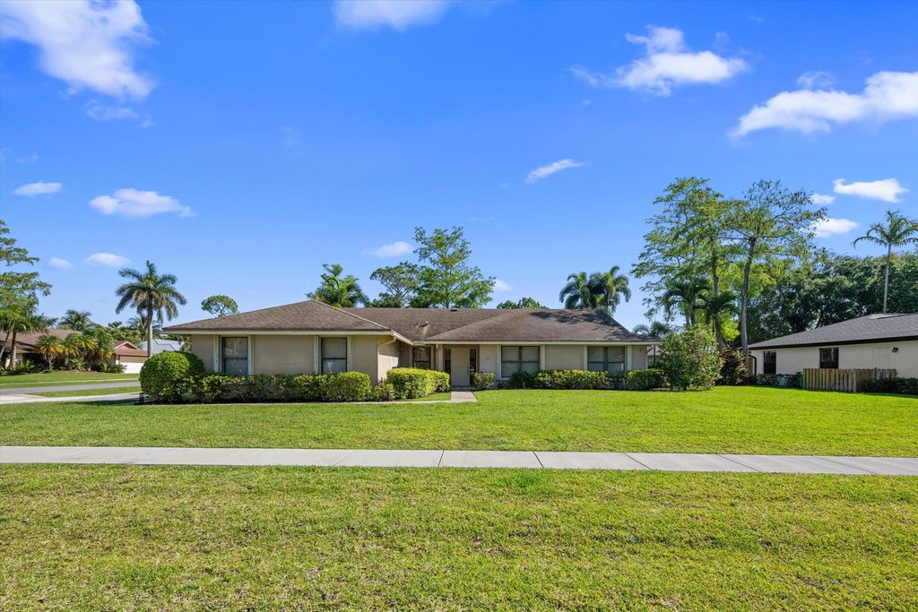 Photo of 657 Juniper Place, Wellington, FL 33414 (MLS # B26021307)