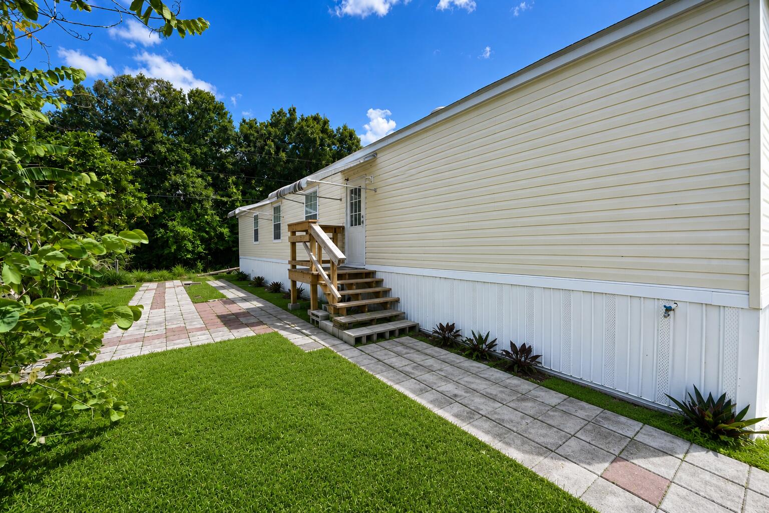 8137 SW WILDWOOD Drive, Stuart, FL, 34997/$265,000 4 8137 SW WILDWOOD Drive