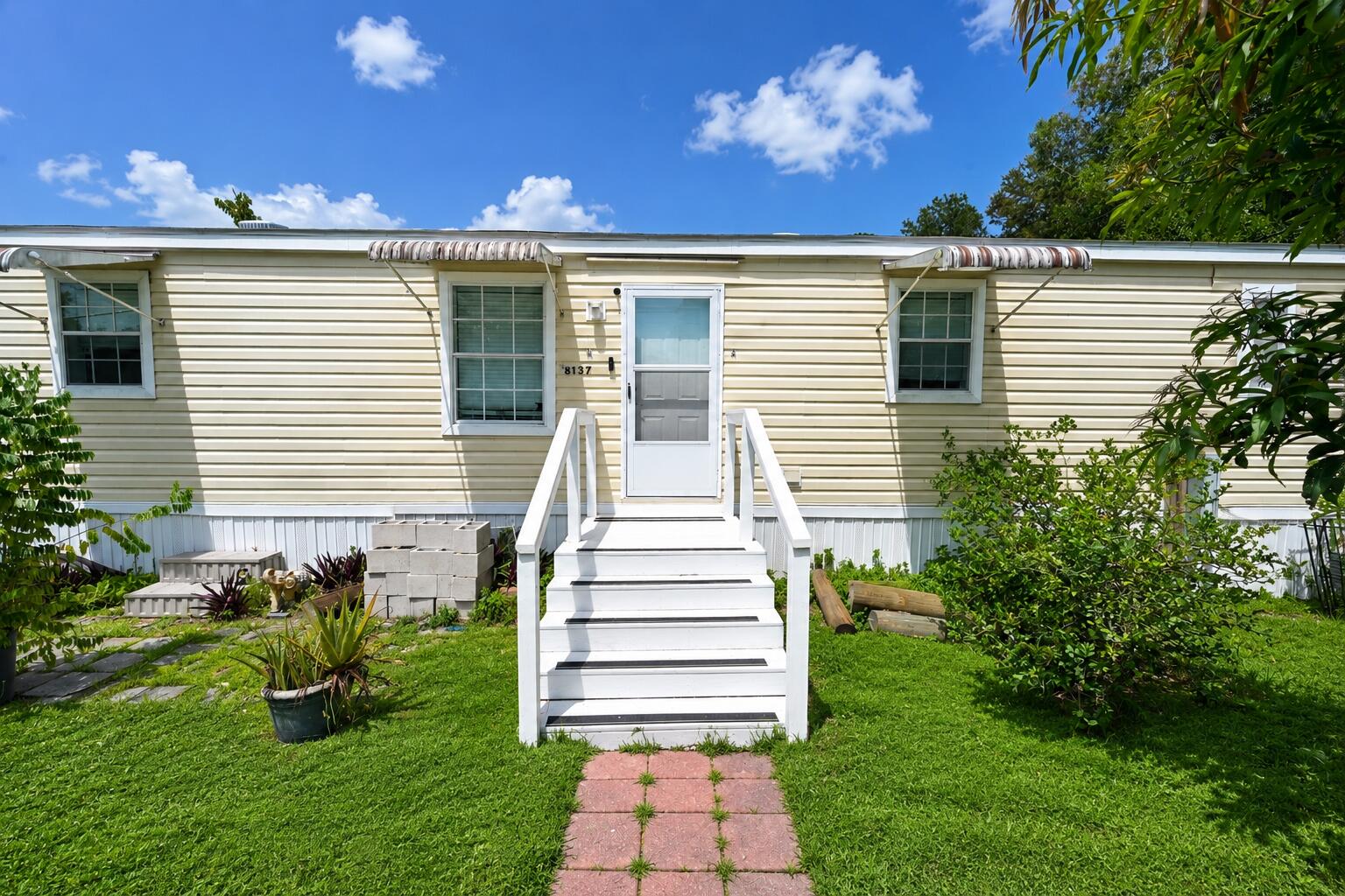 8137 SW WILDWOOD Drive, Stuart, FL, 34997/$265,000 3 8137 SW WILDWOOD Drive