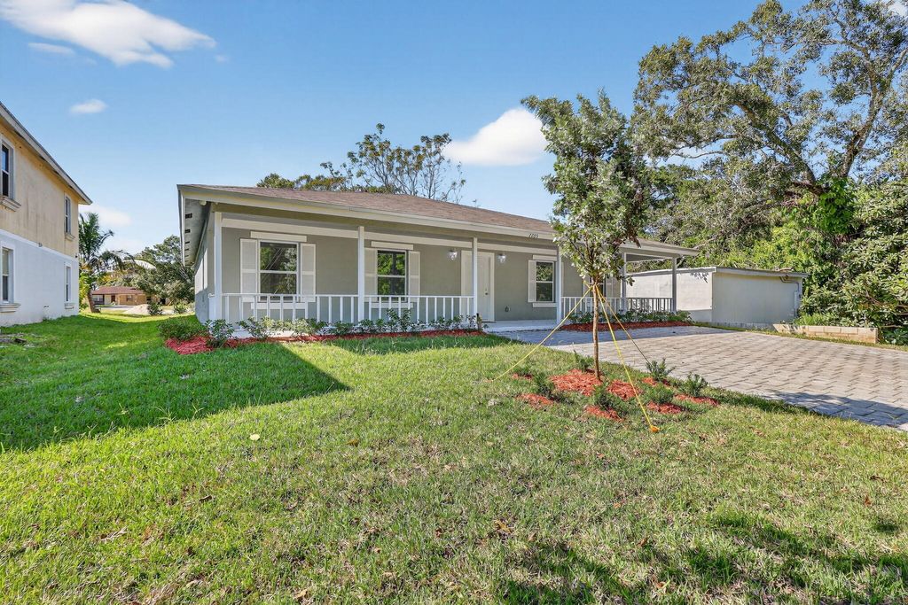 Photo of 2205 S 33rd S Street, Fort Pierce, FL 34947 (MLS # R11104031)