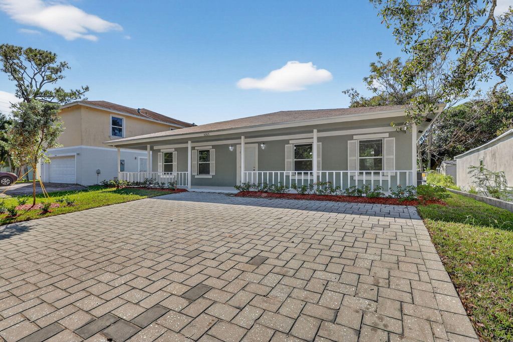 Photo of 2205 S 33rd S Street, Fort Pierce, FL 34947 (MLS # R11104031)