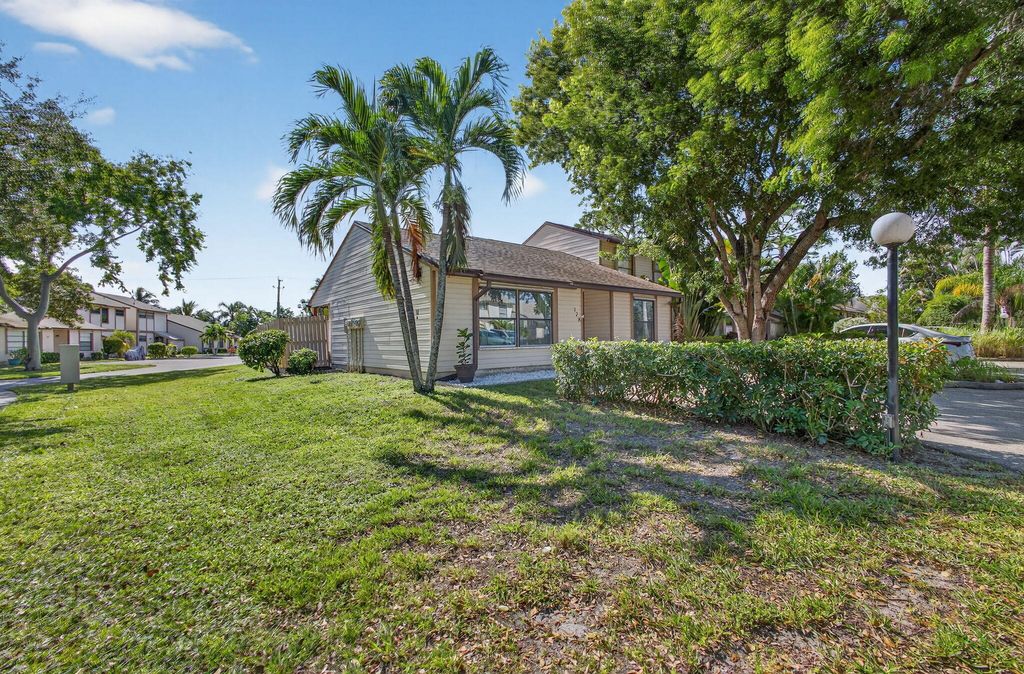Photo of 126 Sherwood Circle #12a, Jupiter, FL 33458 (MLS # R11139535)