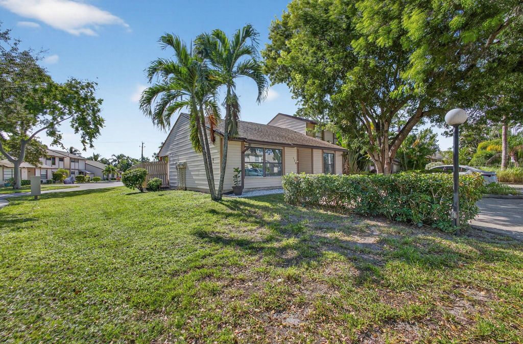 Photo of 126 Sherwood Circle #12a, Jupiter, FL 33458 (MLS # R11139535)