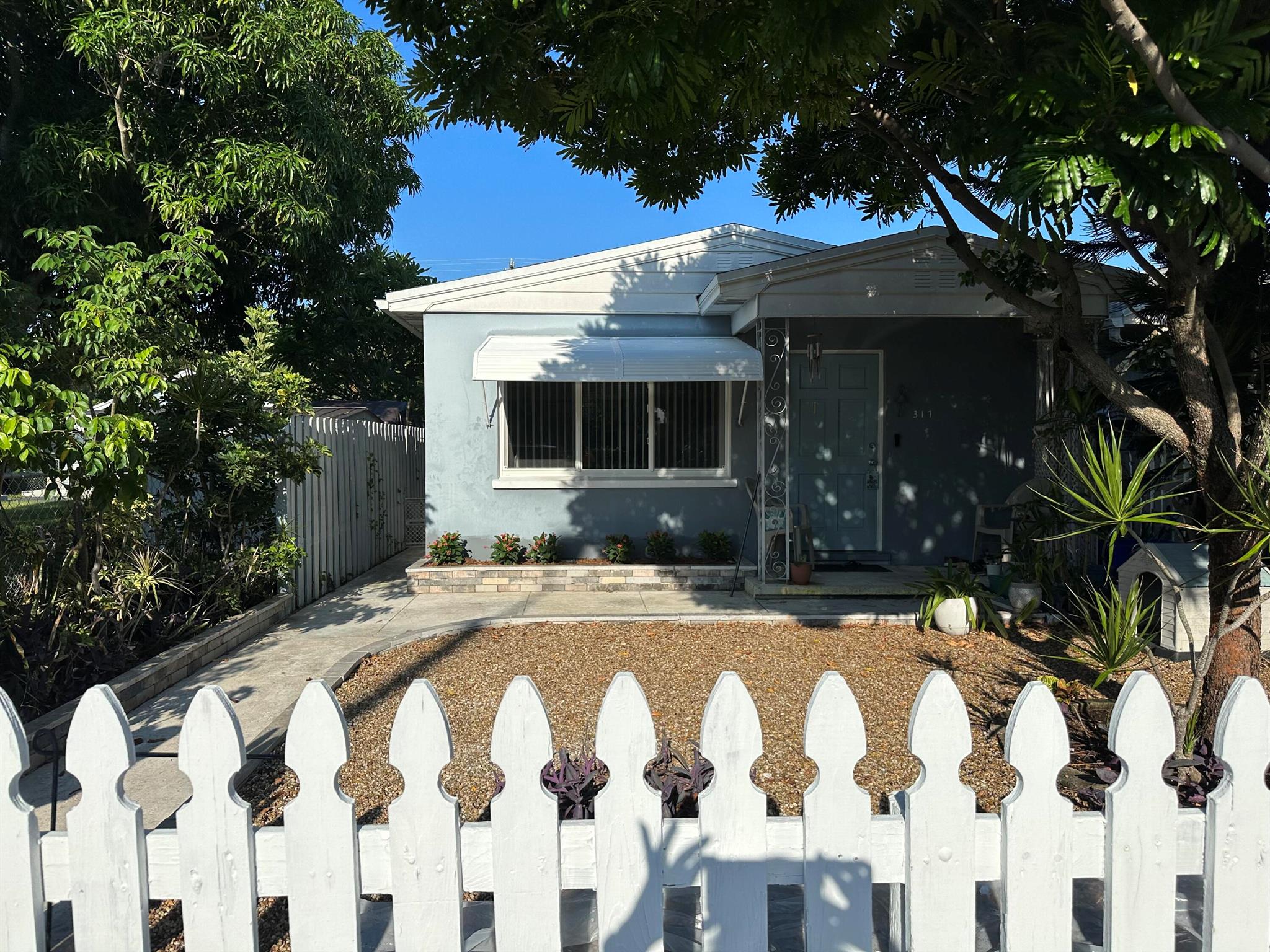 Super cute 700 square-foot 1/1 apartment for rent close to downtown Lake Worth Beach. A white picket fence greets you as you come home. The Newer impact windows mean no boarding up during hurricane season and makes the apartment more energy efficient. There are newer floors, brand new kitchen countertop and a pretty subway tile backsplash. Water is included and one off street parking space is available. One small pet under 15 lbs is allowed with a pet deposit. The apartment is within walking distance to Publix, Starbucks, Downtown shops and bars, Lake Worth Beach, the highway and tri-rail. Must have credit score over 650 and will be subject to a credit and background check. Move in June 1 with first months rent and one month full security deposit. Call for a showing today!