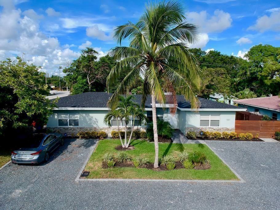 Beautiful modern well-kept 1 bed 1 bath unit in a duplex! Enjoy this space w/no restrictions with parking, noise, animals etc. This unit is great for pets; large breeds are acceptable Unit comes w/ private backyard fenced for your pets or grill. Features private entrance and separate driveway. This is a prime location near Downtown Las Olas, US1, and Beach! Ceiling Fans in every room, porcelain tile throughout, granite countertops, X large walk-in shower. Laundry room fully enclosed room between both sides sharing w/ one other senior tenant. Features two washers/dryer and a folding table. Owner pays water & high-speed internet. Comes with nest AC
*** Renter only pays Electric as additional expense ***
