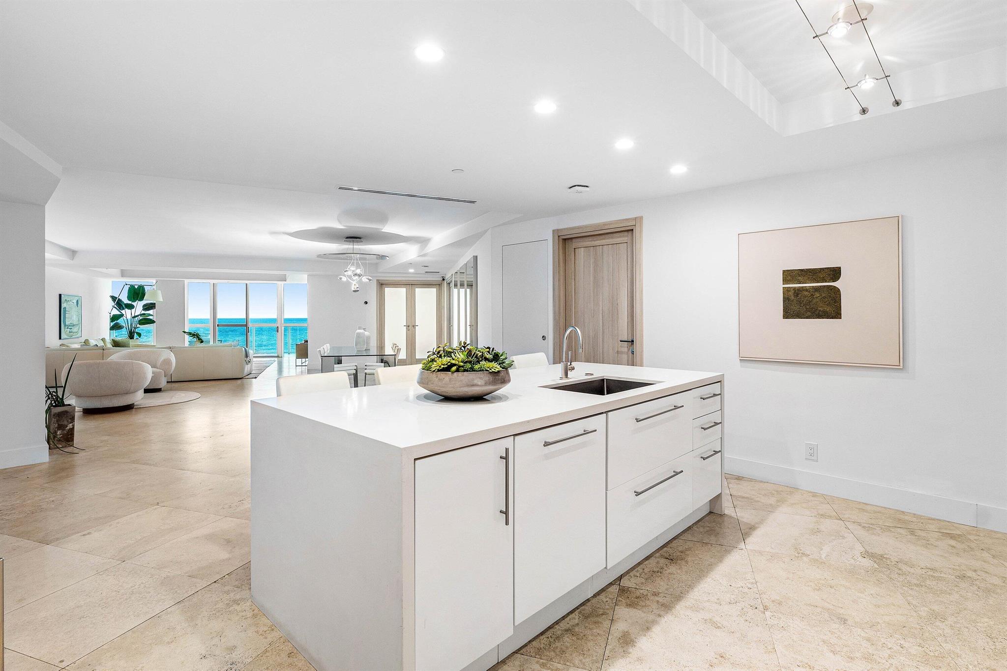 COCONUT GROVE RESIDENCES - Residential