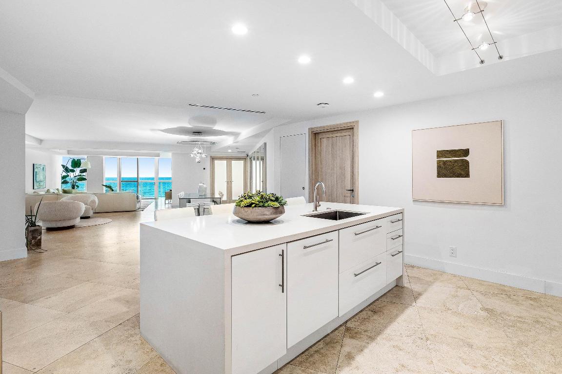 COCONUT GROVE RESIDENCES ON FORT LAUDERDALE BEACH - Residential