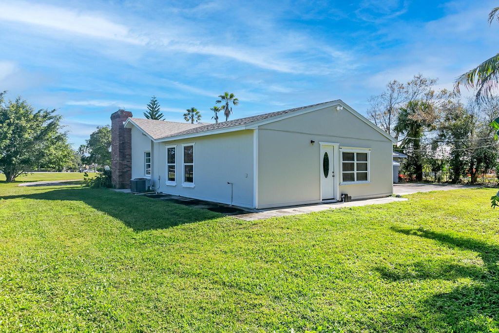 Photo of 4375 S 25th Street, Fort Pierce, FL 34981 (MLS # R11112382)