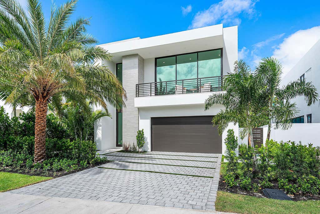 Photo of 721 Lake Avenue N, Delray Beach, FL 33483 (MLS # B26047029)