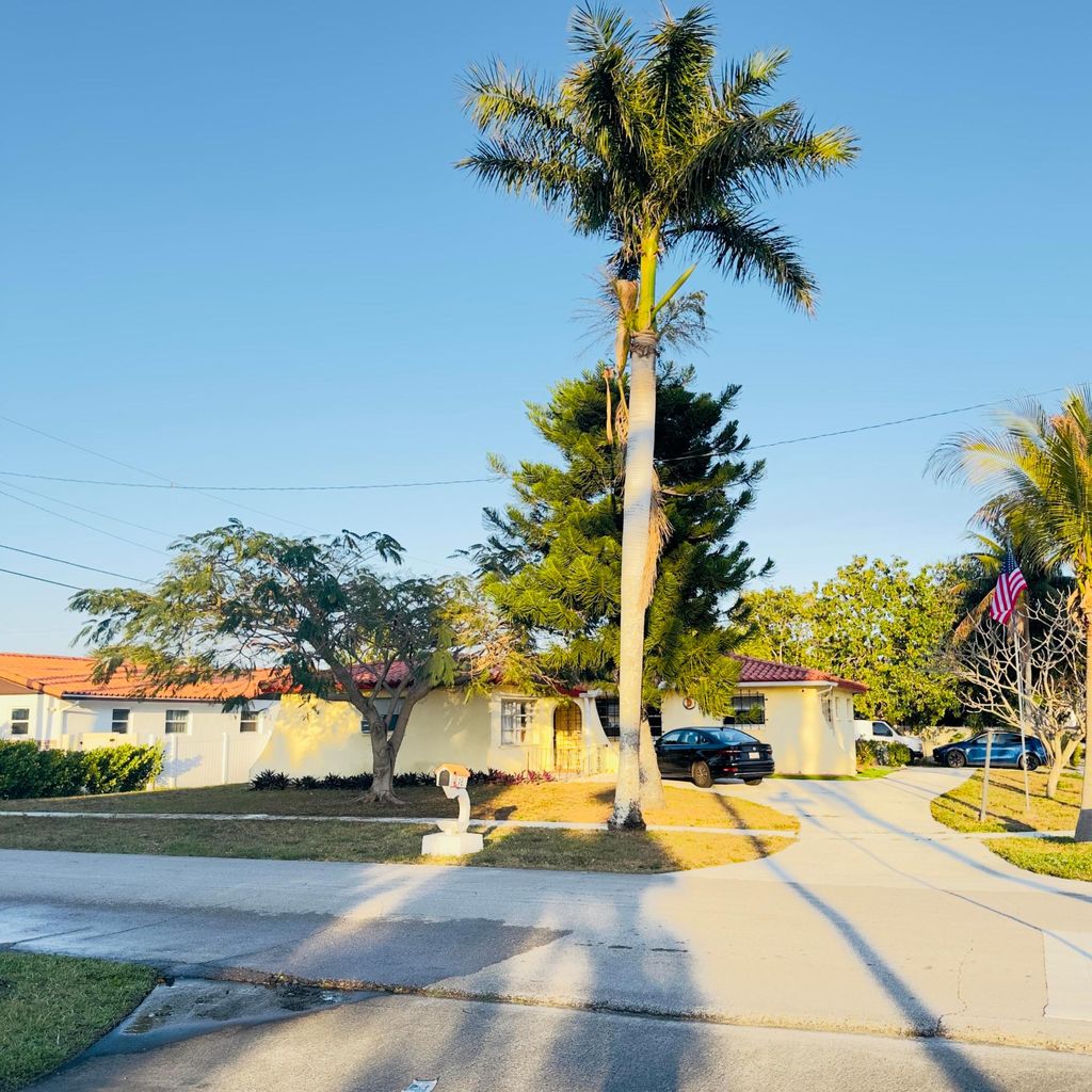 Photo of 416 San Mateo Drive, Palm Springs, FL 33461 (MLS # B26003313)