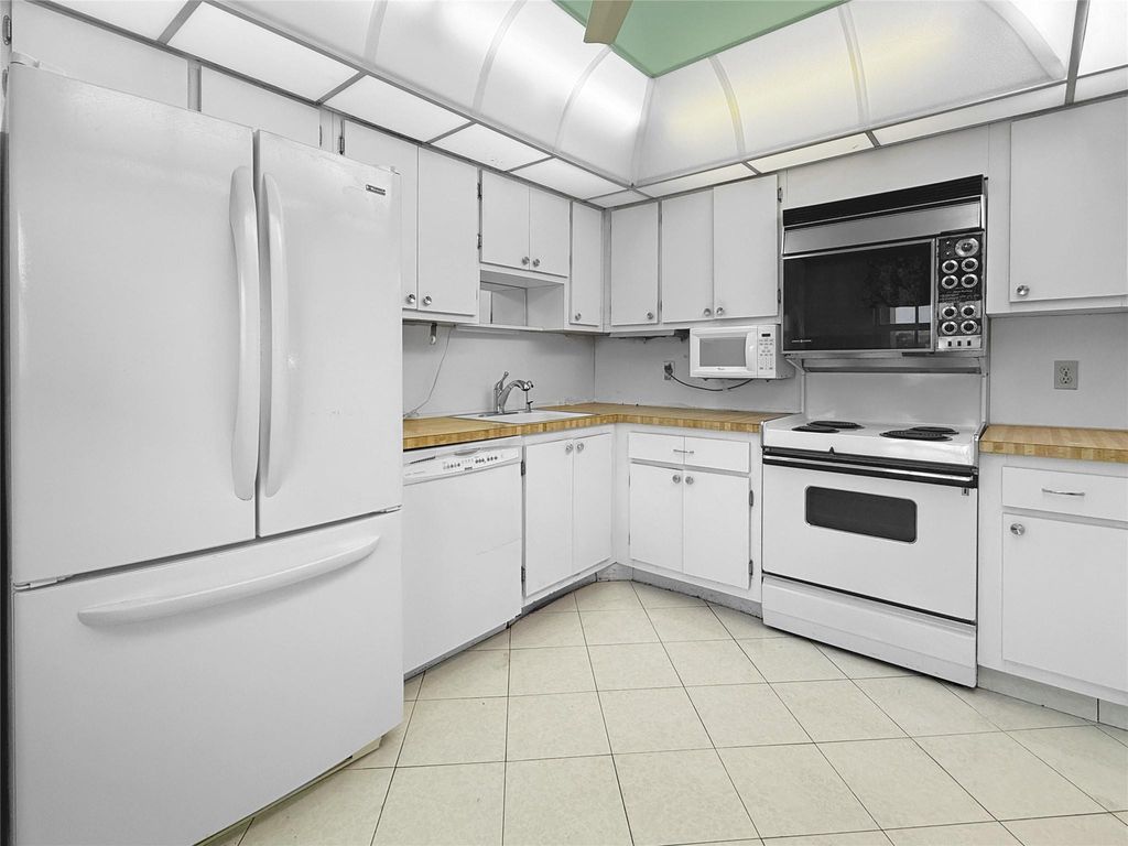 Photo of 605 Oaks Drive #703, Pompano Beach, FL 33069 (MLS # F10551164)