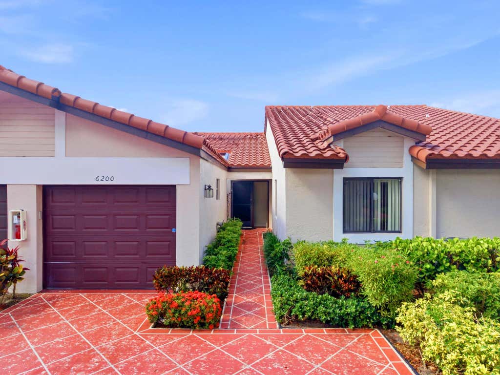 Photo of 6200 Kings Gate Circle, Delray Beach, FL 33484 (MLS # B26042692)