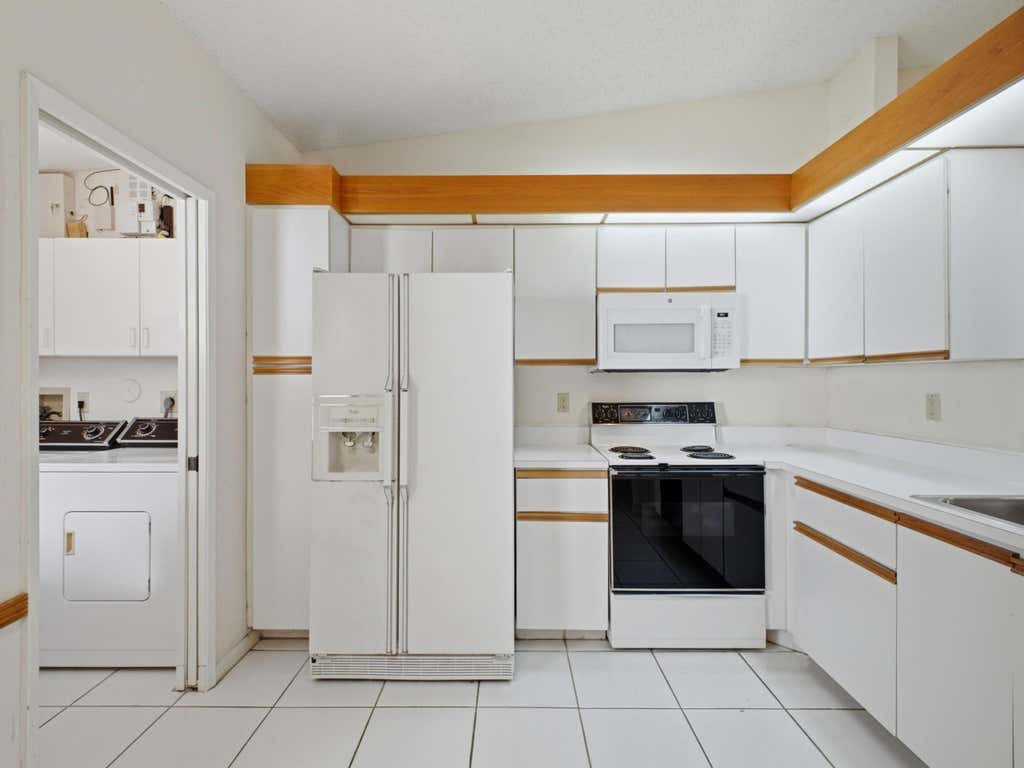 Photo of 6200 Kings Gate Circle, Delray Beach, FL 33484 (MLS # B26042692)