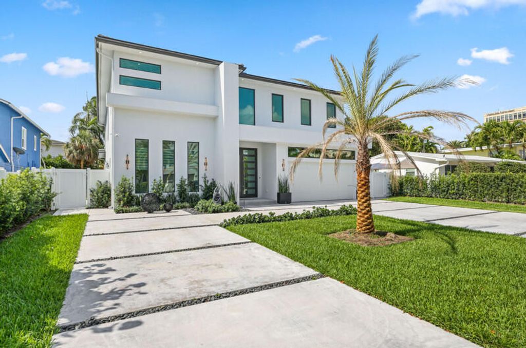 Photo of 260 NE 3rd Street, Boca Raton, FL 33432 (MLS # R11129492)