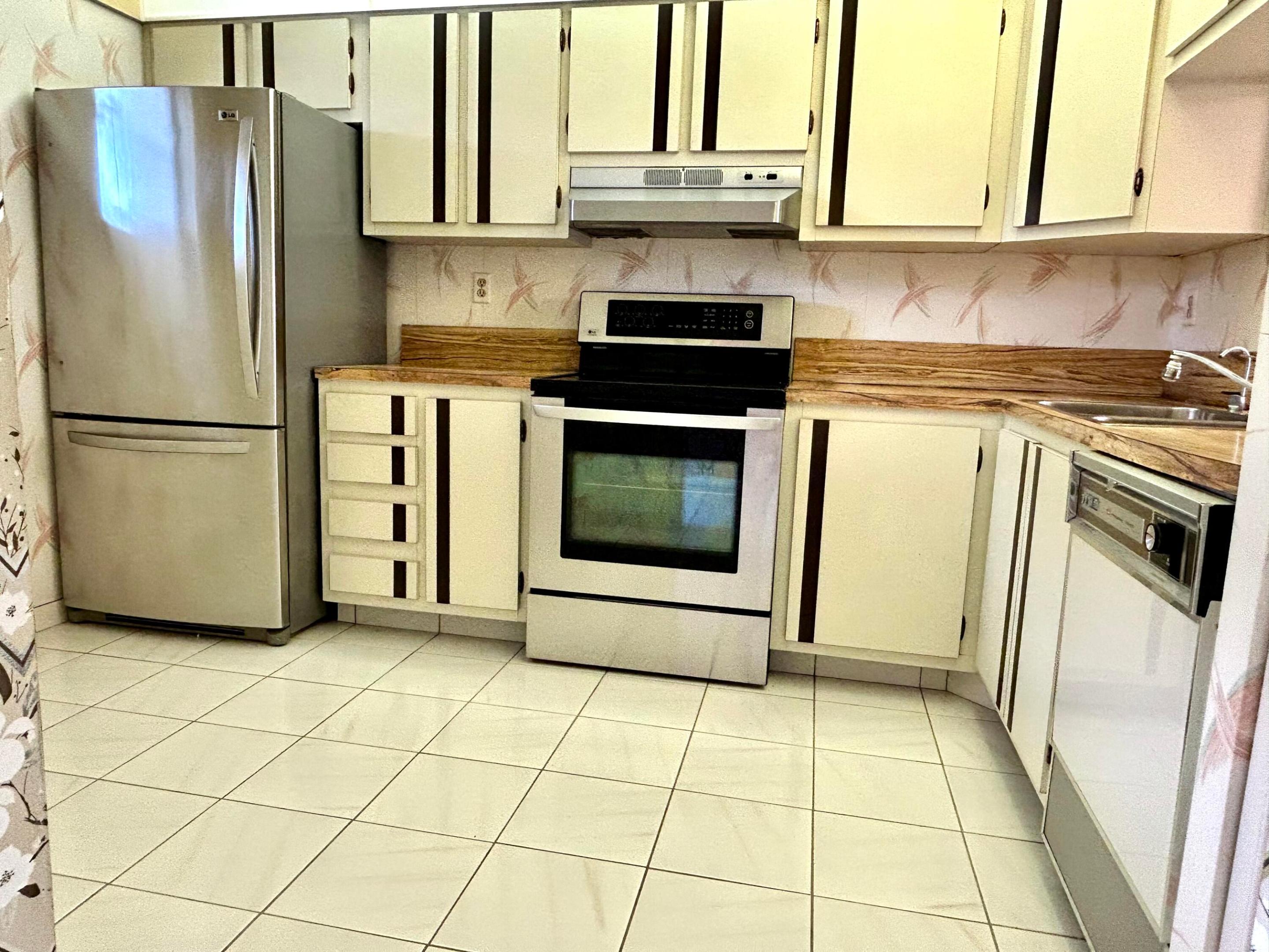 18TH HOLE AT INVERRARY CONDO - Residential