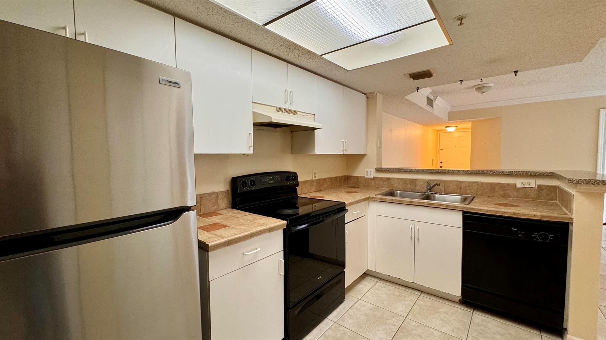 This 2 bedroom, 2 bathroom apartment offers a cozy, open-concept living space. Enjoy the convenience of an assigned parking spot and the simplicity of all-electric appliances. It's ideal for those seeking comfort and efficiency in a desirable location. Don't miss this opportunity to make it your new home!