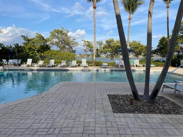 HYPOLUXOS MARINERS CAY CO - Residential Lease