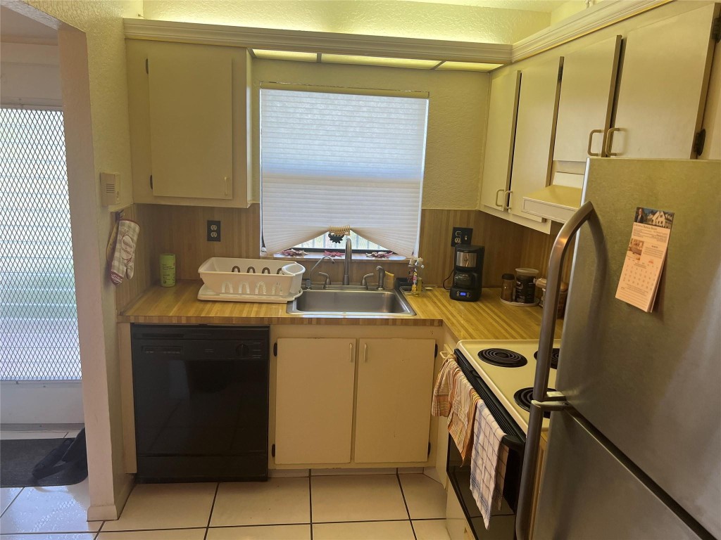 SUNRISE LAKES PHASE 4 - Residential