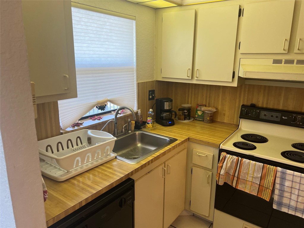 SUNRISE LAKES PHASE 4 - Residential