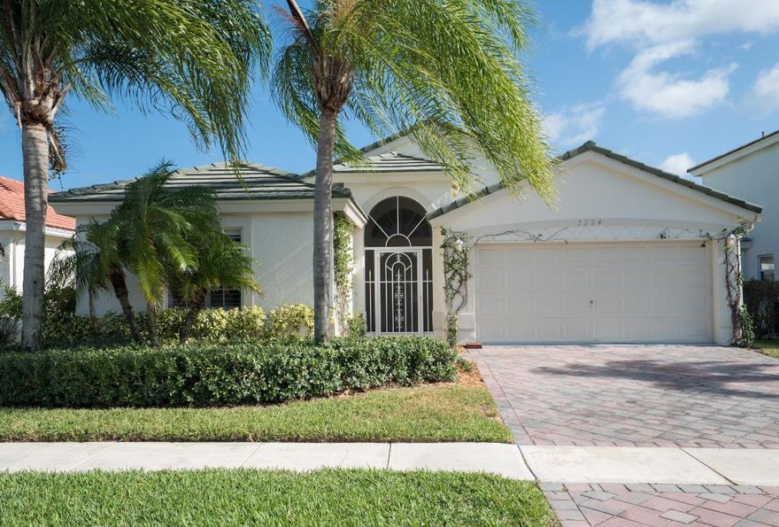 AMAZING DEAL IN SOUGHT AFTER LAKEFIELD SOUTH SUB!!  This charming 3b 2bth home with water views in front and back!!  Freshly painted and new berber carpet in bedrooms...  This is a deal that won't last long