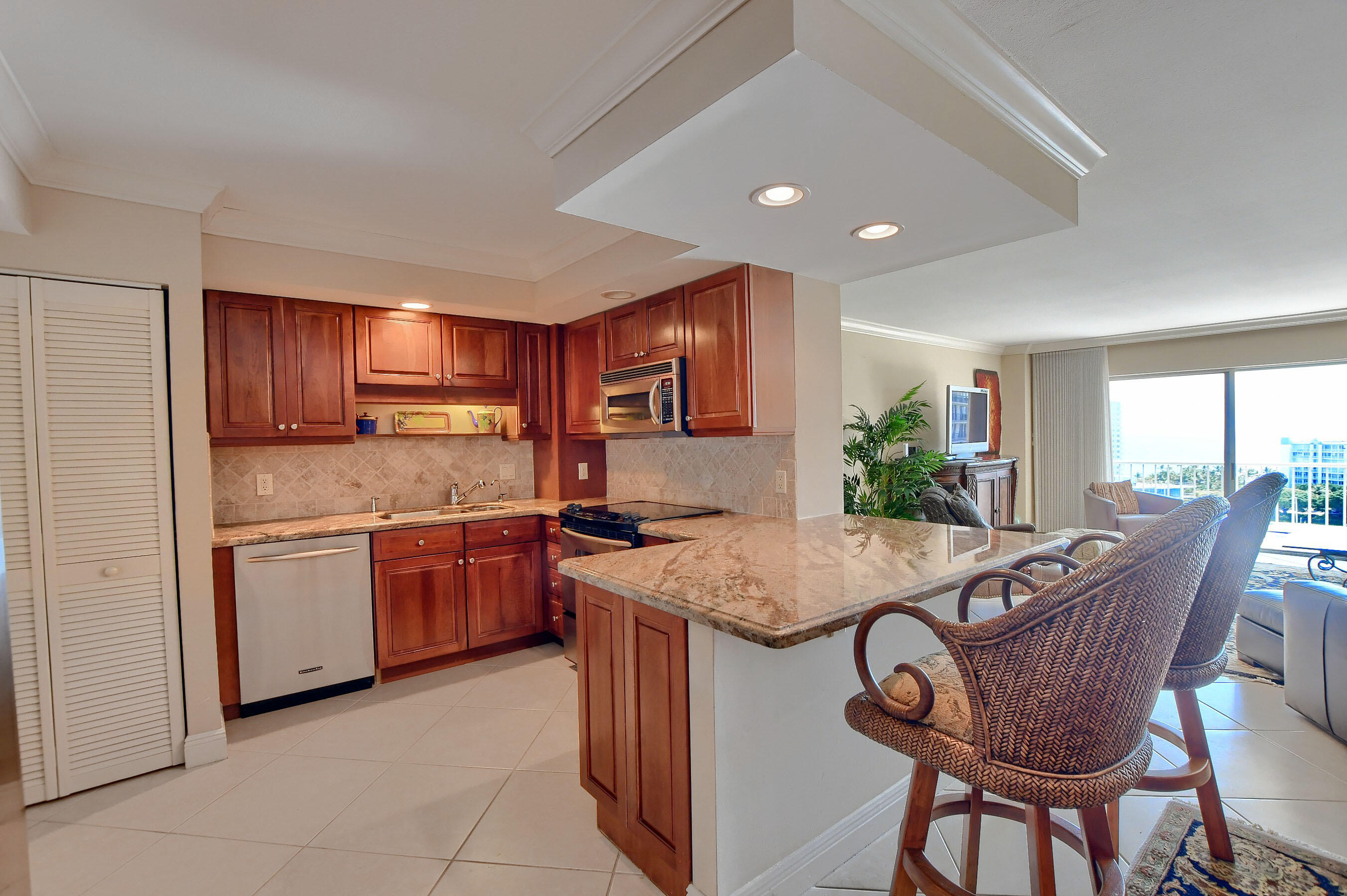 LAKE HOUSE SOUTH CONDO SPANISH RIVER LAND CO - Residential