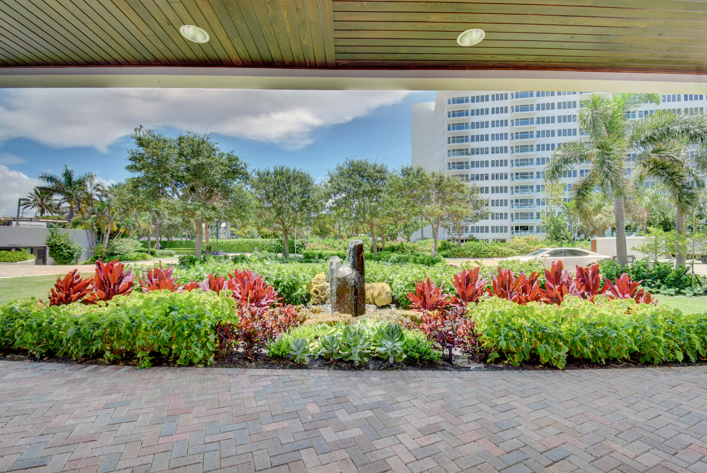 LAKE HOUSE SOUTH CONDO SPANISH RIVER LAND CO - Residential