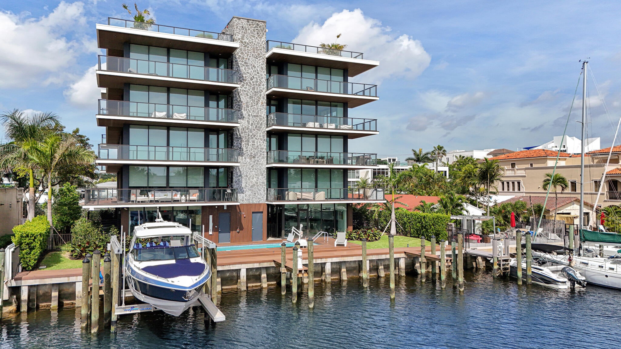 124 HENDRICKS Isle PH401