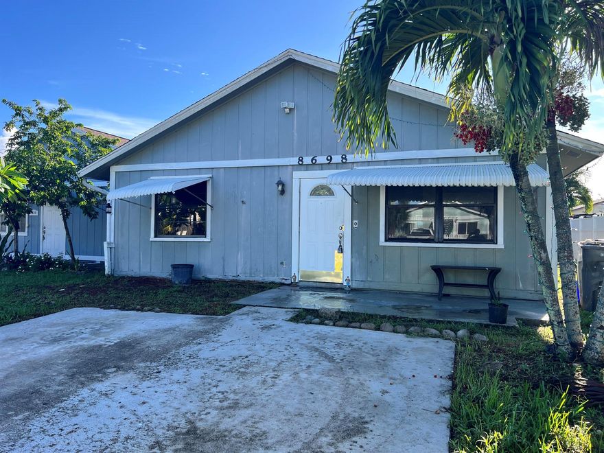 COZY 2 bedroom 2 bath Villa with private fenced backyard, storage shed. vaulted ceilings, & Skylight. Kitchen Appliances, Washer & Dryer included.