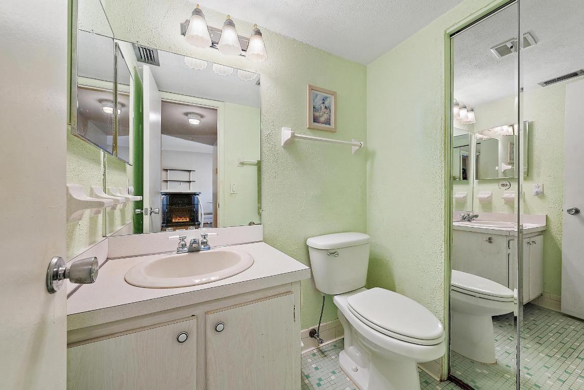 VILLAGE ROYALE CONDO 7 - Residential