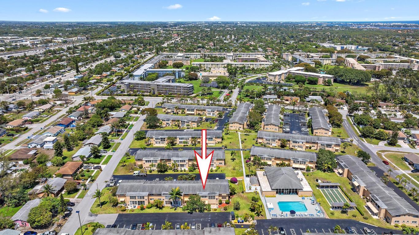 VILLAGE ROYALE CONDO 7 - Residential