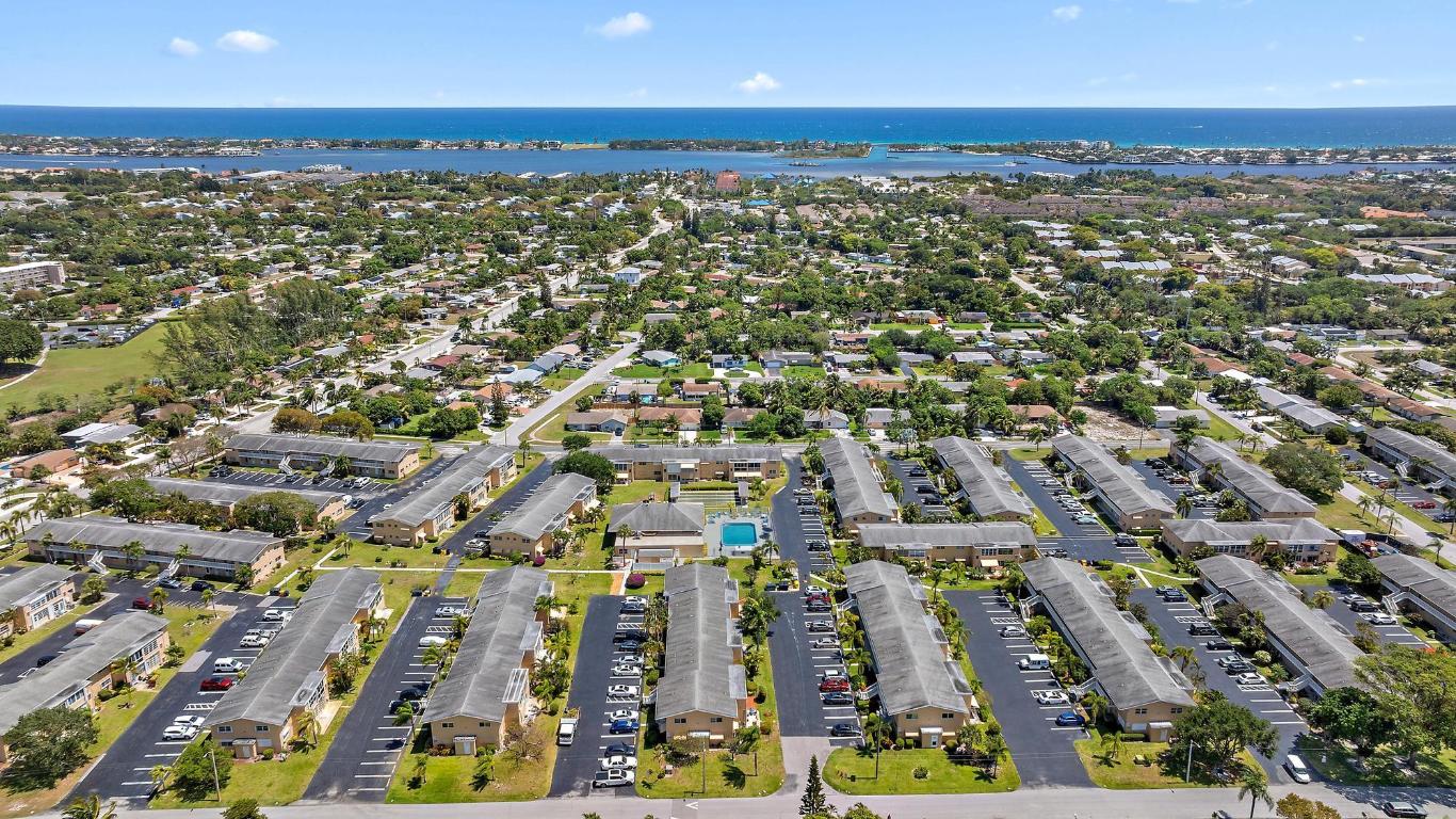 VILLAGE ROYALE CONDO 7 - Residential