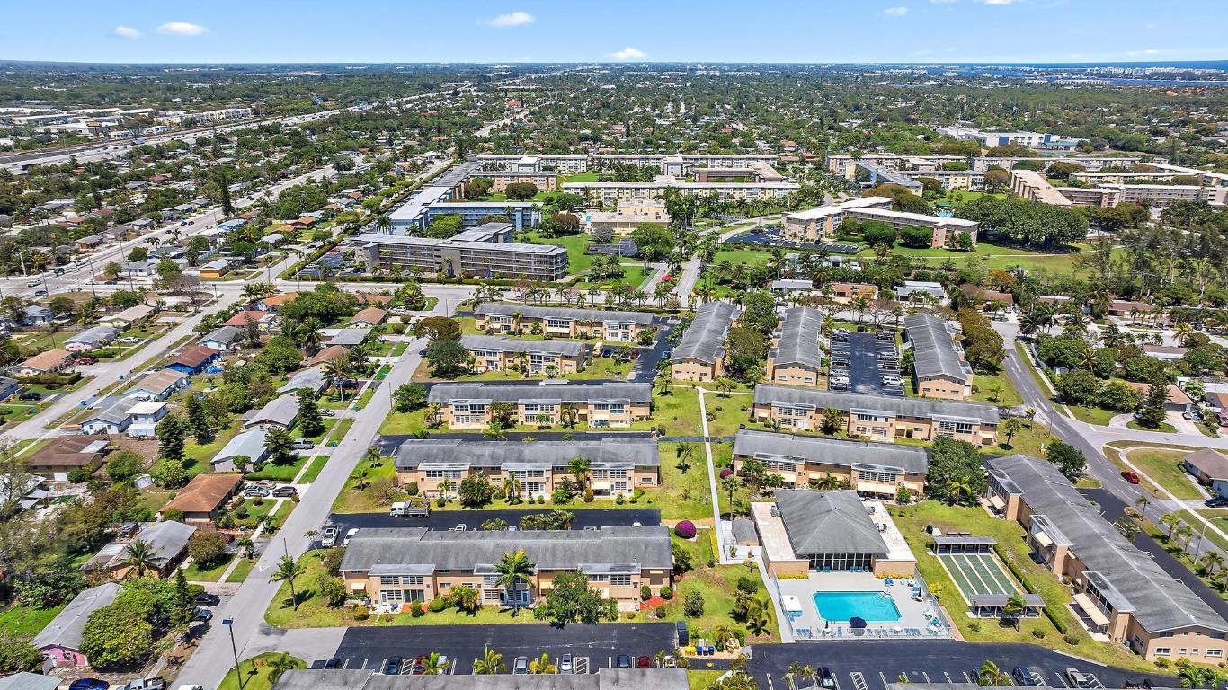 VILLAGE ROYALE CONDO 7 - Residential