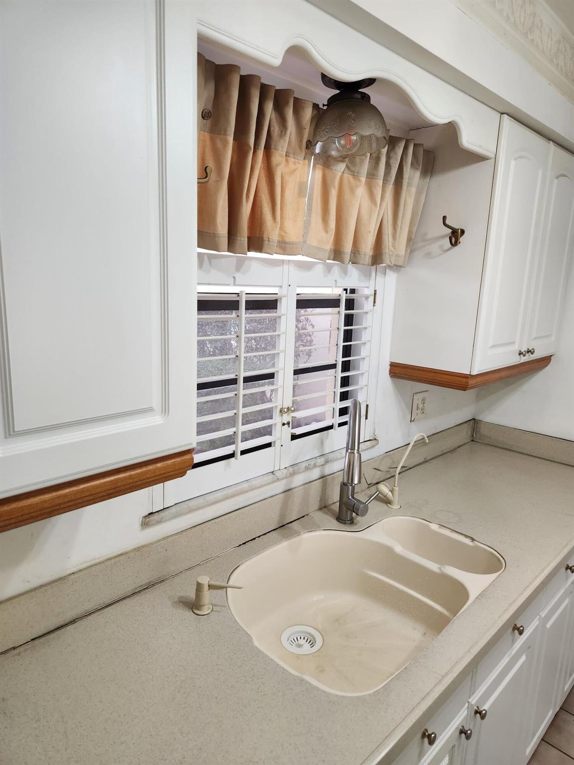 ISLAND HOUSE CONDOMINIUM - Residential Lease