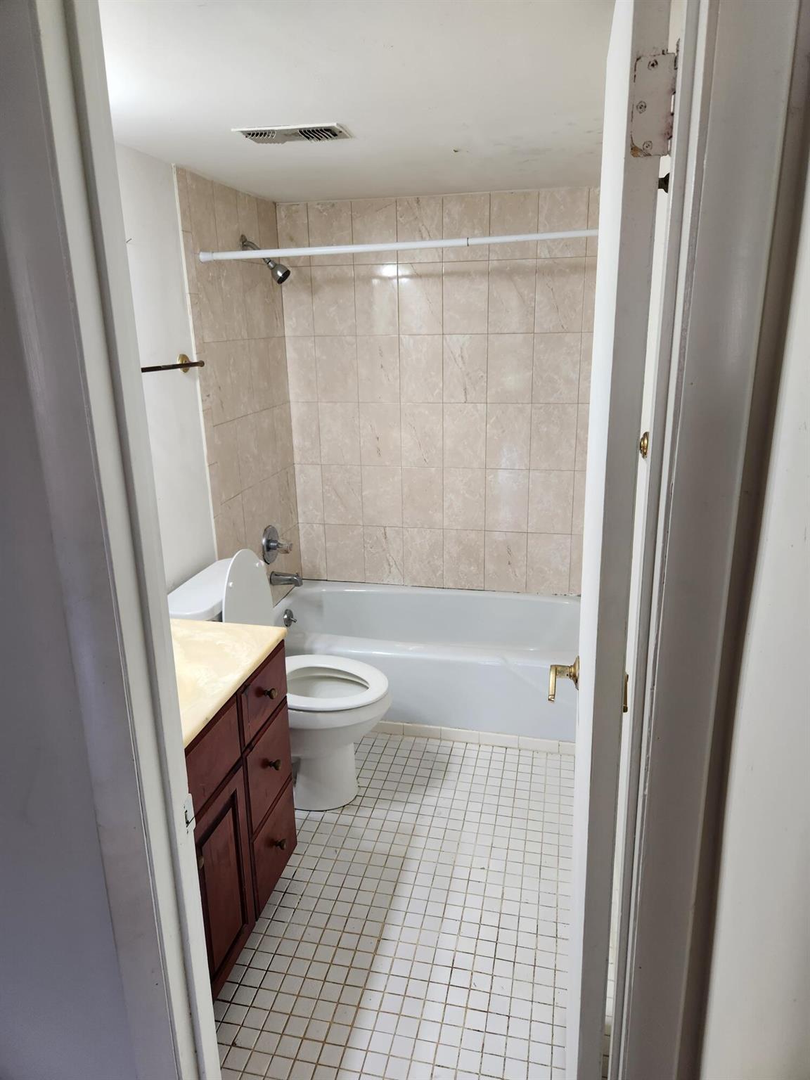 ISLAND HOUSE CONDOMINIUM - Residential Lease