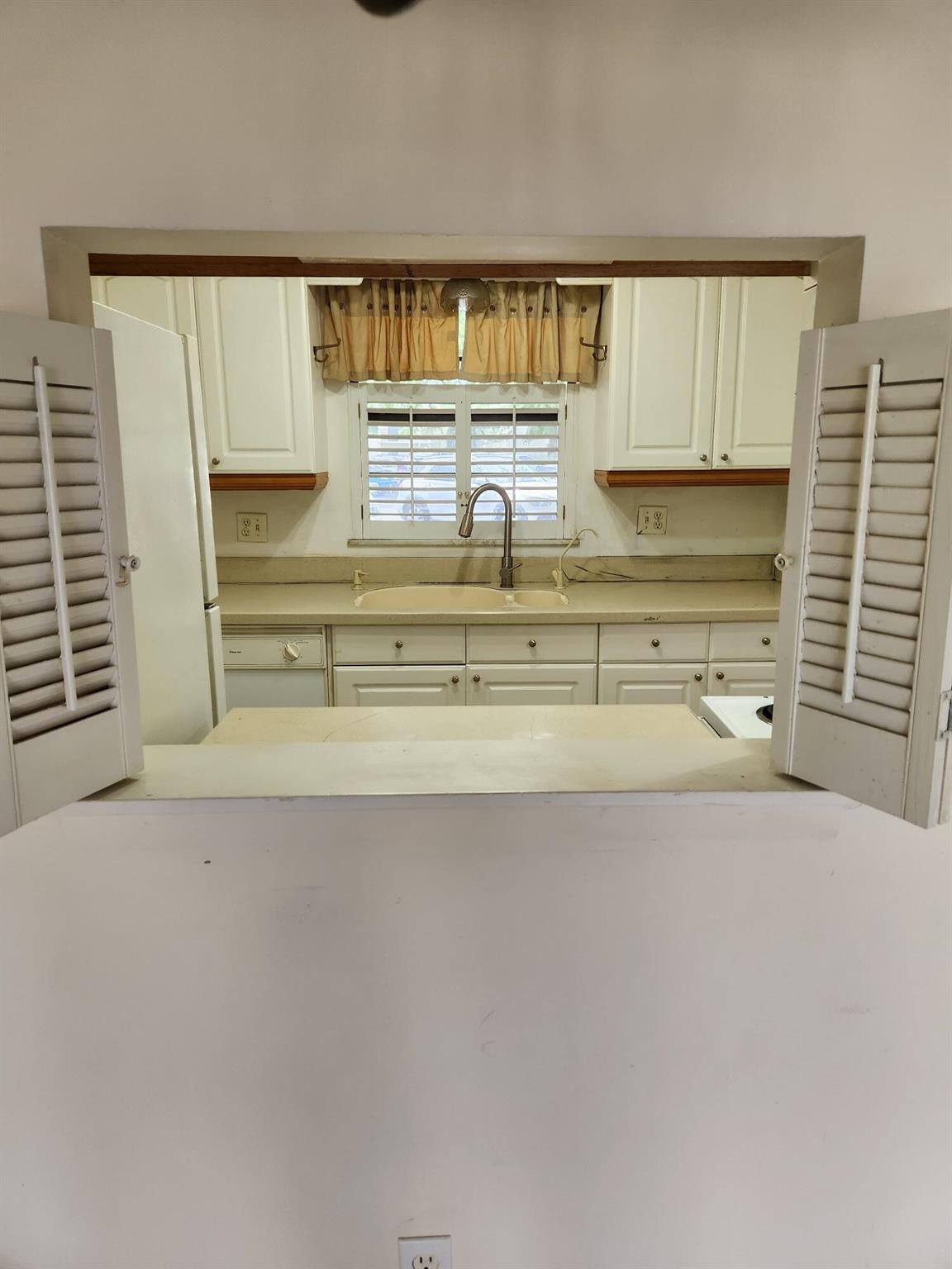 ISLAND HOUSE CONDOMINIUM - Residential Lease