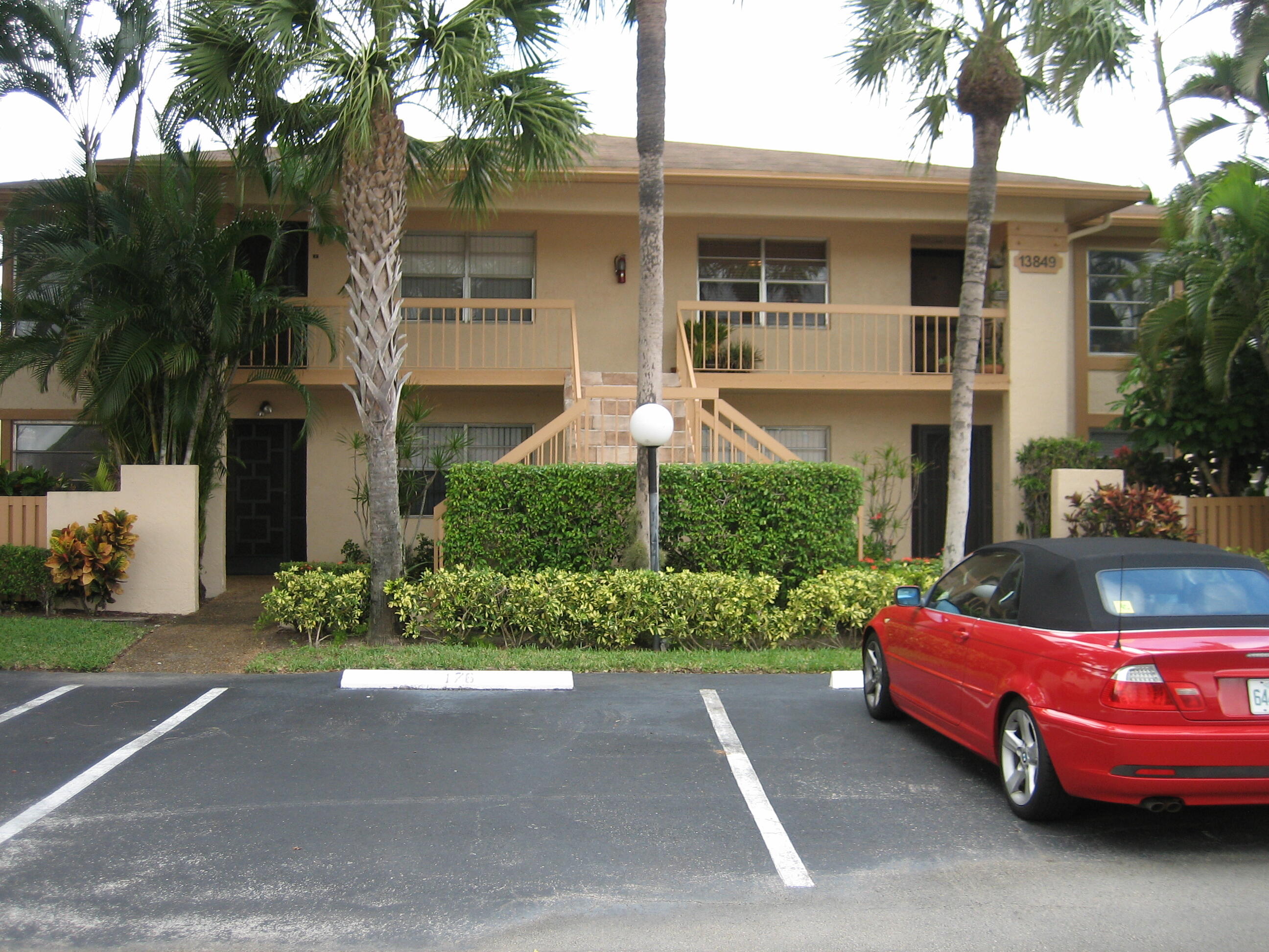 End unit 2nd floor condo in beautirul palm Greens, 2 Beds and 2 full baths, Fully furnished for the 2025-2026 season. 4 month min. Invludes basic cable TV with HBO and Showtime included, Also WiFi is included, Overlooking a lake. Just bring your clothes. Clubhouse with lots of activities all season long. New clubhouse to be in December of this year, 2 Pools, Billard room, tennis , shuffle board, fitnes center and more