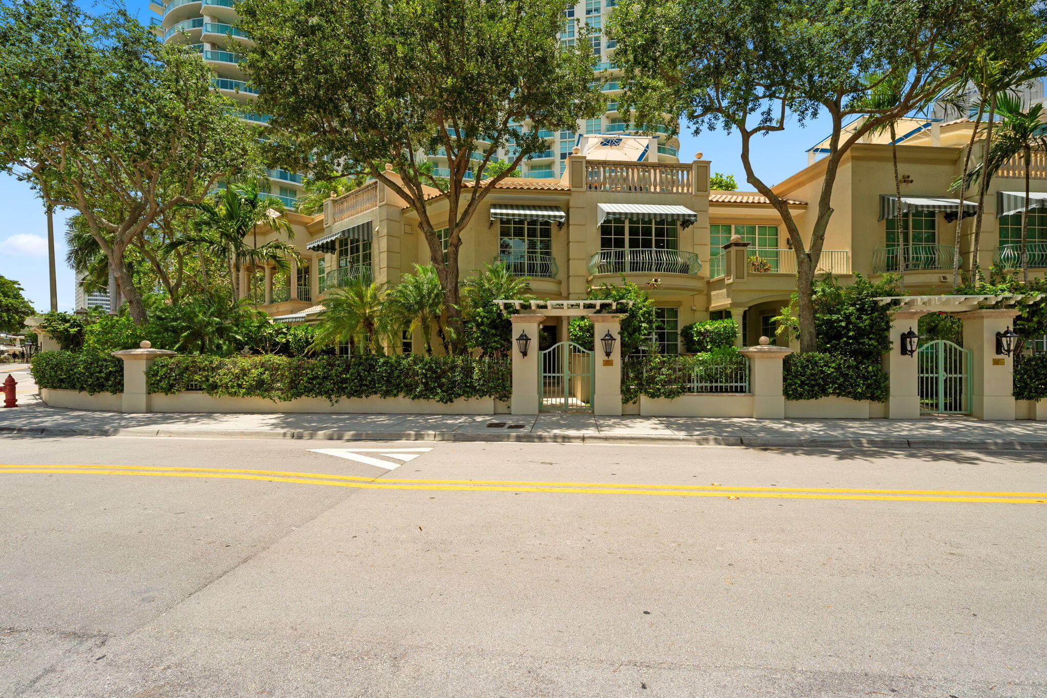 411 N NEW RIVER Drive E V-2